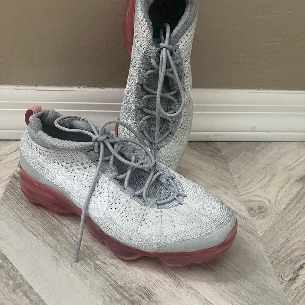 Nike Women's Light Gray and Pink Sneakers
